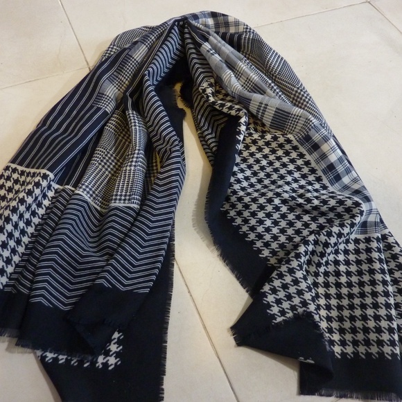 WOMENS Vintage 45" x 45" Thin Wool Shawl is a Lightweight Oversized Square Scarf - Picture 5 of 6